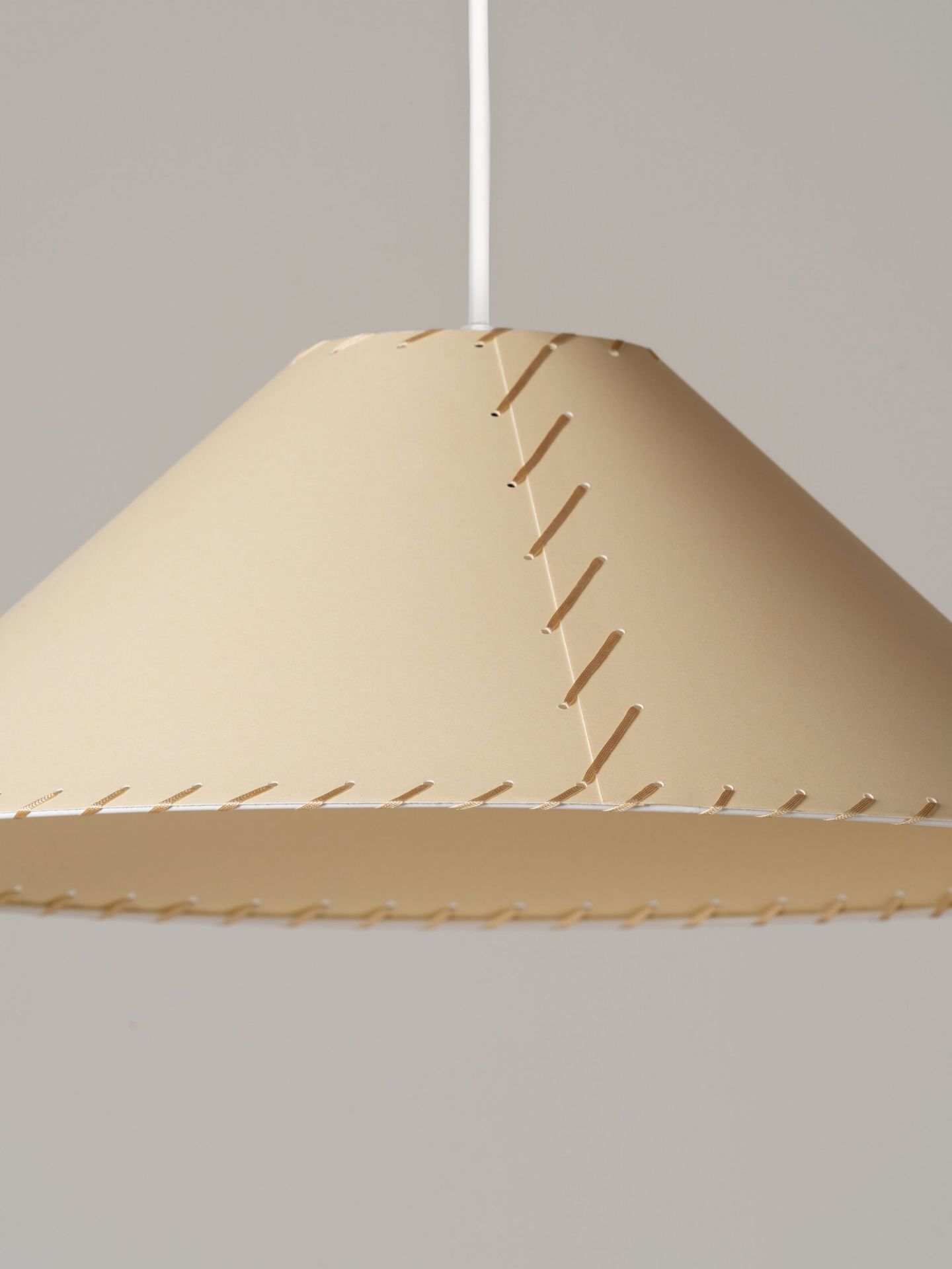 Beige Sísísí Pendelleuchte von Santa & Cole: Konischer Lampenschirm mit dekorativer Naht. Moderne Hängelampe.