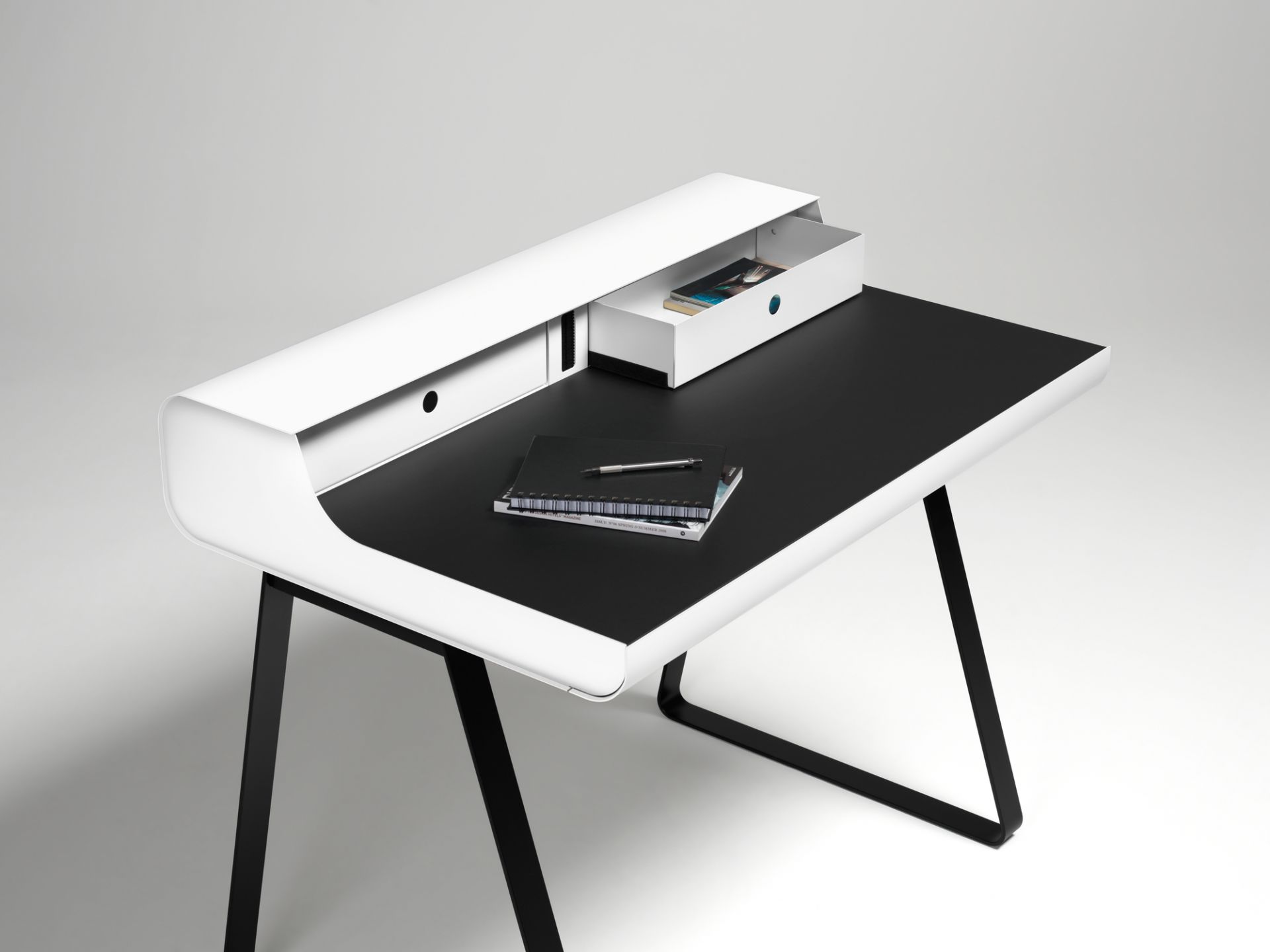 PS10 Sekretär von Müller Möbelfabrikation in Weiß und Schwarz mit Schubladen und schwarzem Tischblatt.