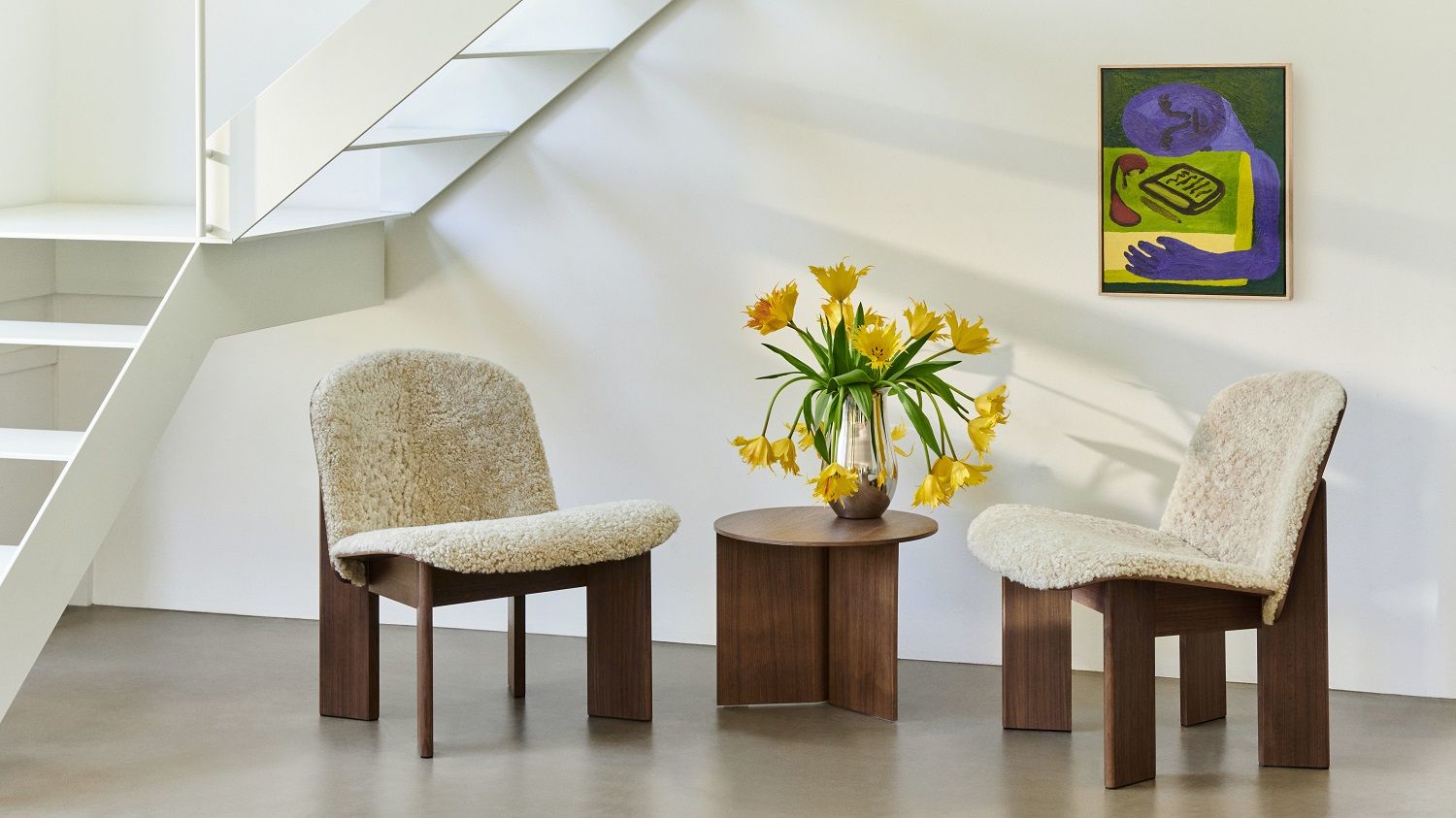 Zwei Hay Chisel Lounge Sessel mit Vollpolsterung und Holztisch in modernem Wohnraum.