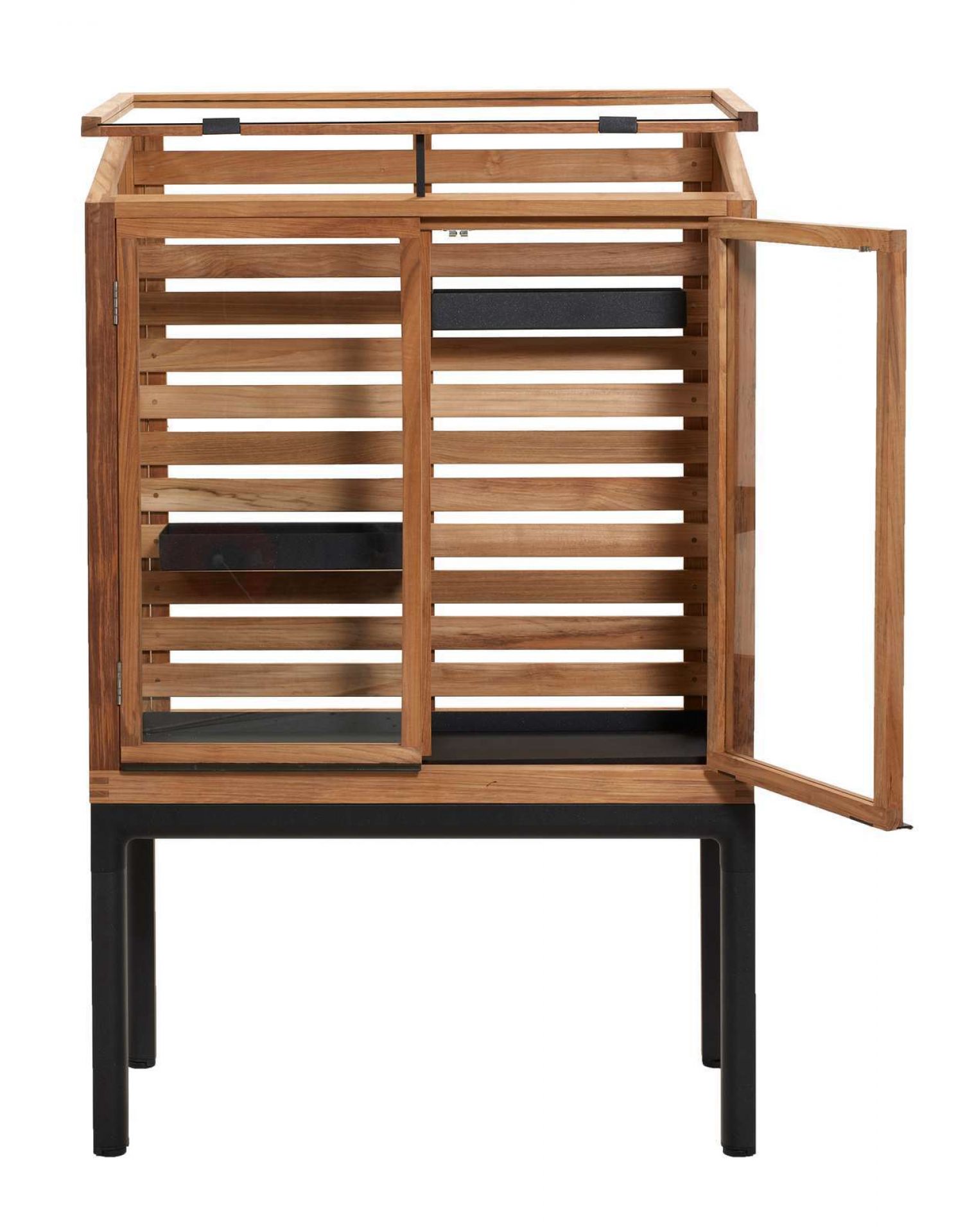 Drop Gewächshaus von Cane-Line: Holzschrank mit Lamellentüren und schwarzem Metallgestell, Tür geöffnet.