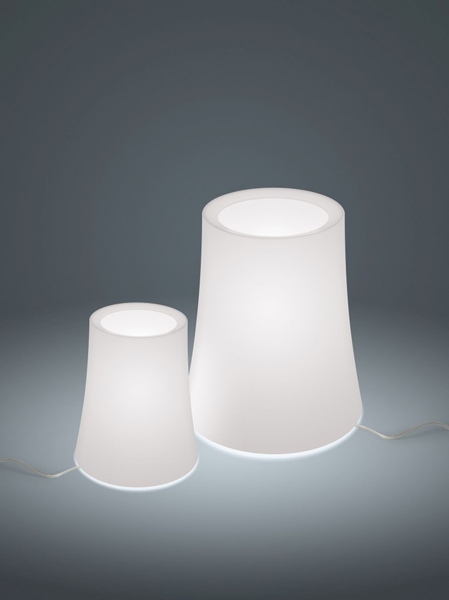 Zwei weiße Birdie Zero Tischleuchten von Foscarini, moderne Lampen für Wohnzimmer und Schlafzimmer.