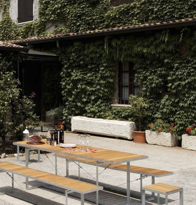 Jever Architekten Tisch von Jan Kurtz: Gartentisch mit Bänken und Speisen im Freien.