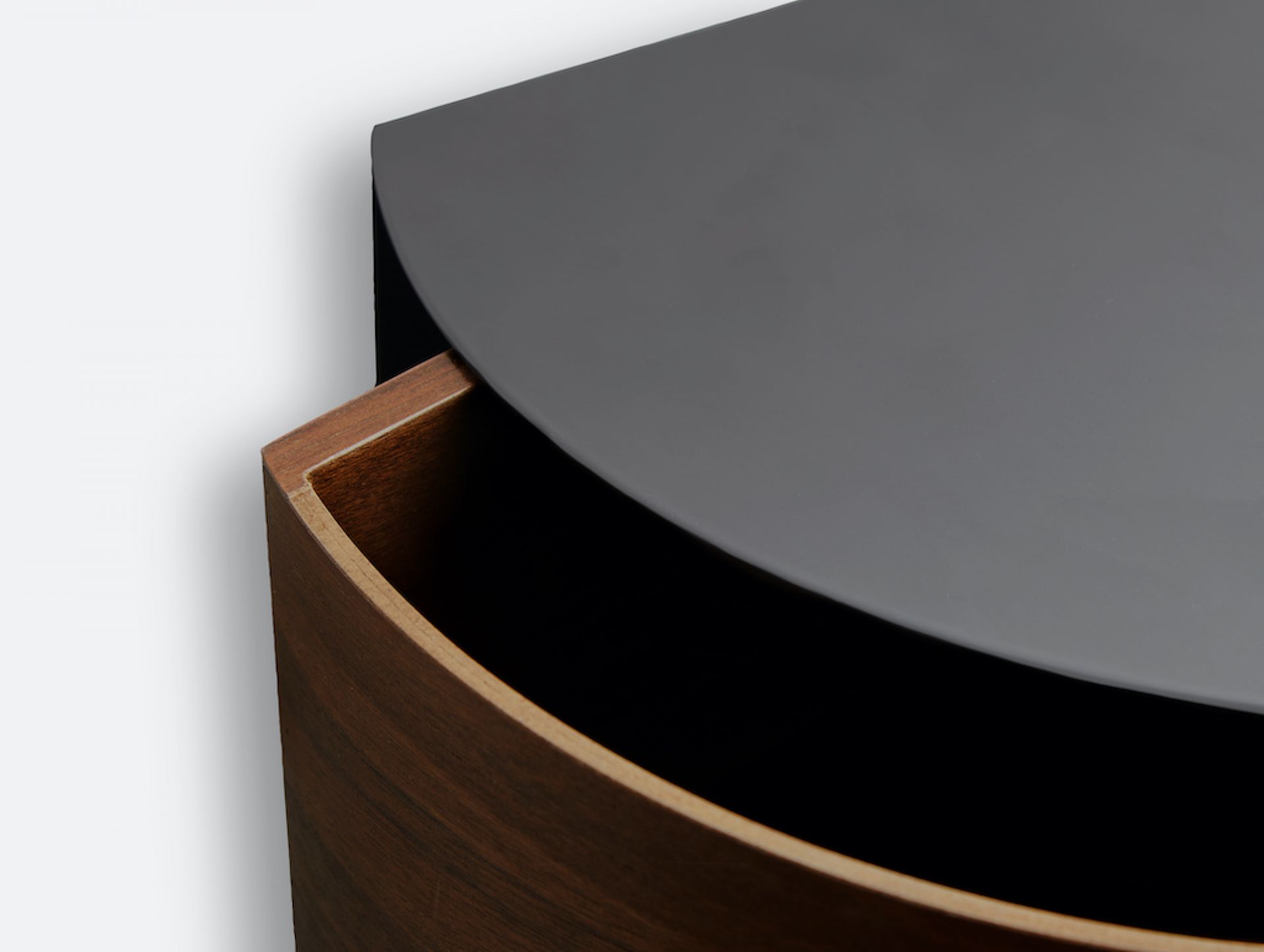 Detailaufnahme der Wallie Wandschublade von Woud, Nussbaumholz mit grauer Ablagefläche, modernes Wandregal.