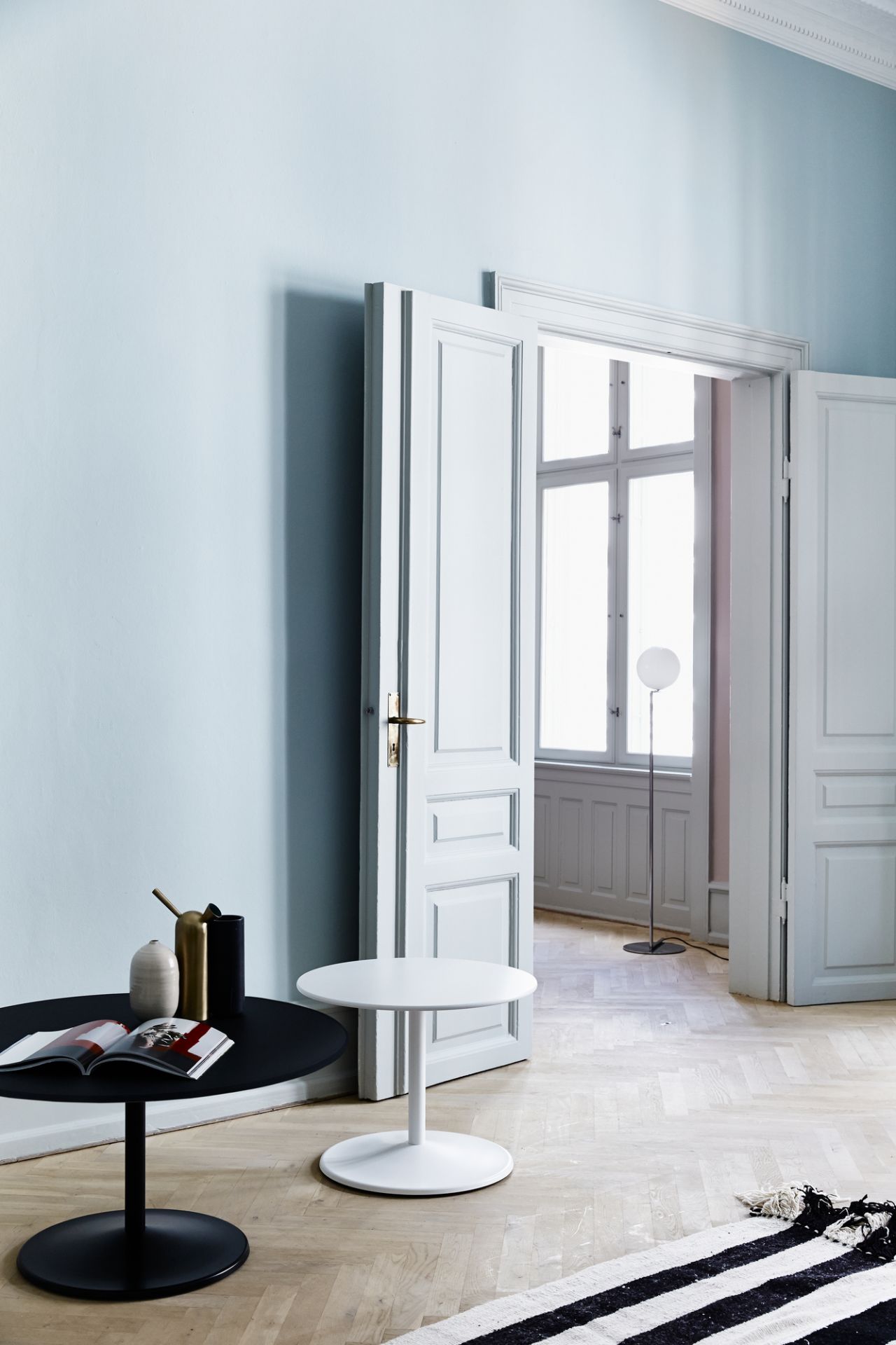 Heller Raum mit schwarzem und weißem Panton Table Tisch von Montana, moderne Möbel.