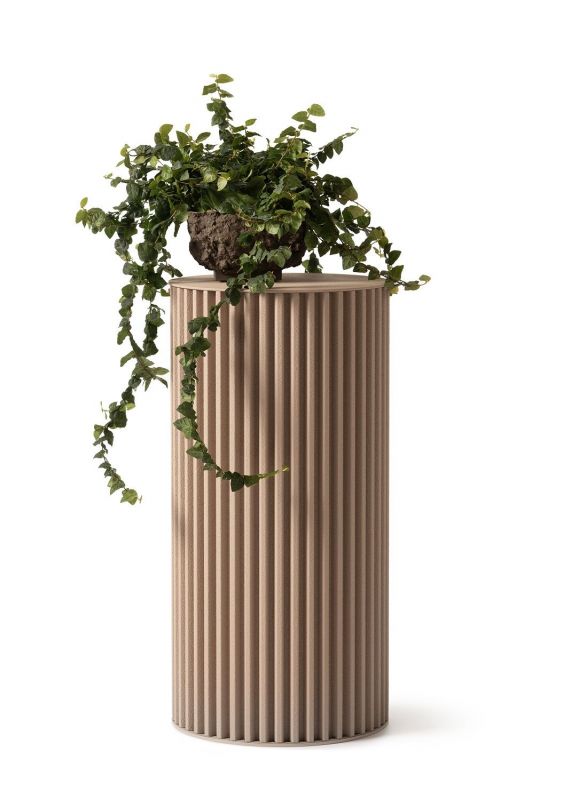 Herclino Beistelltisch in Taubengrau für Innen und Außen mit Pflanze im Topf.