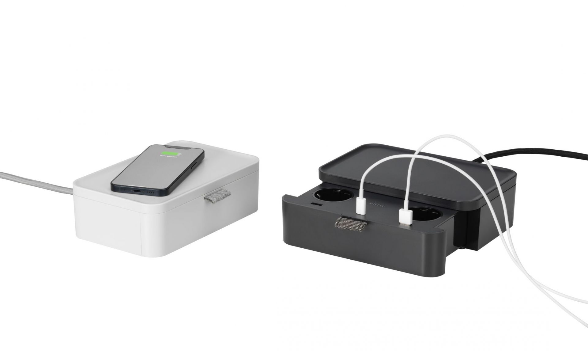Ampi Wireless Charger und Vitra Mehrfachsteckdose Basic dark: Ladestation mit USB-Anschlüssen und kabellosem Laden.