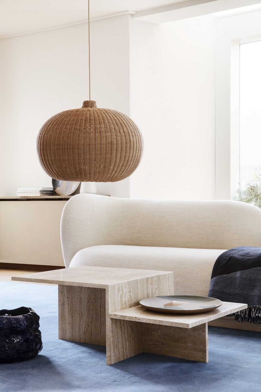 Braided Lampshade Belly von Ferm Living: Hängeleuchte aus geflochtenem Rattan im Wohnzimmer.