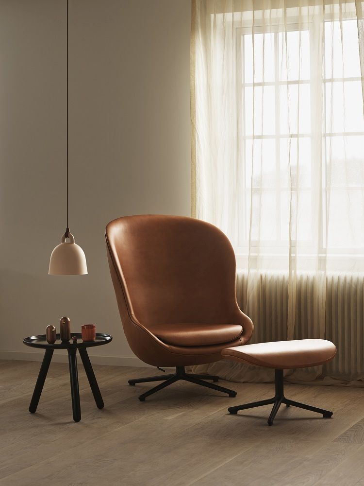 Brauner Hyg Lounge Chair Sessel von Normann Copenhagen mit Drehgestell und passendem Hocker.