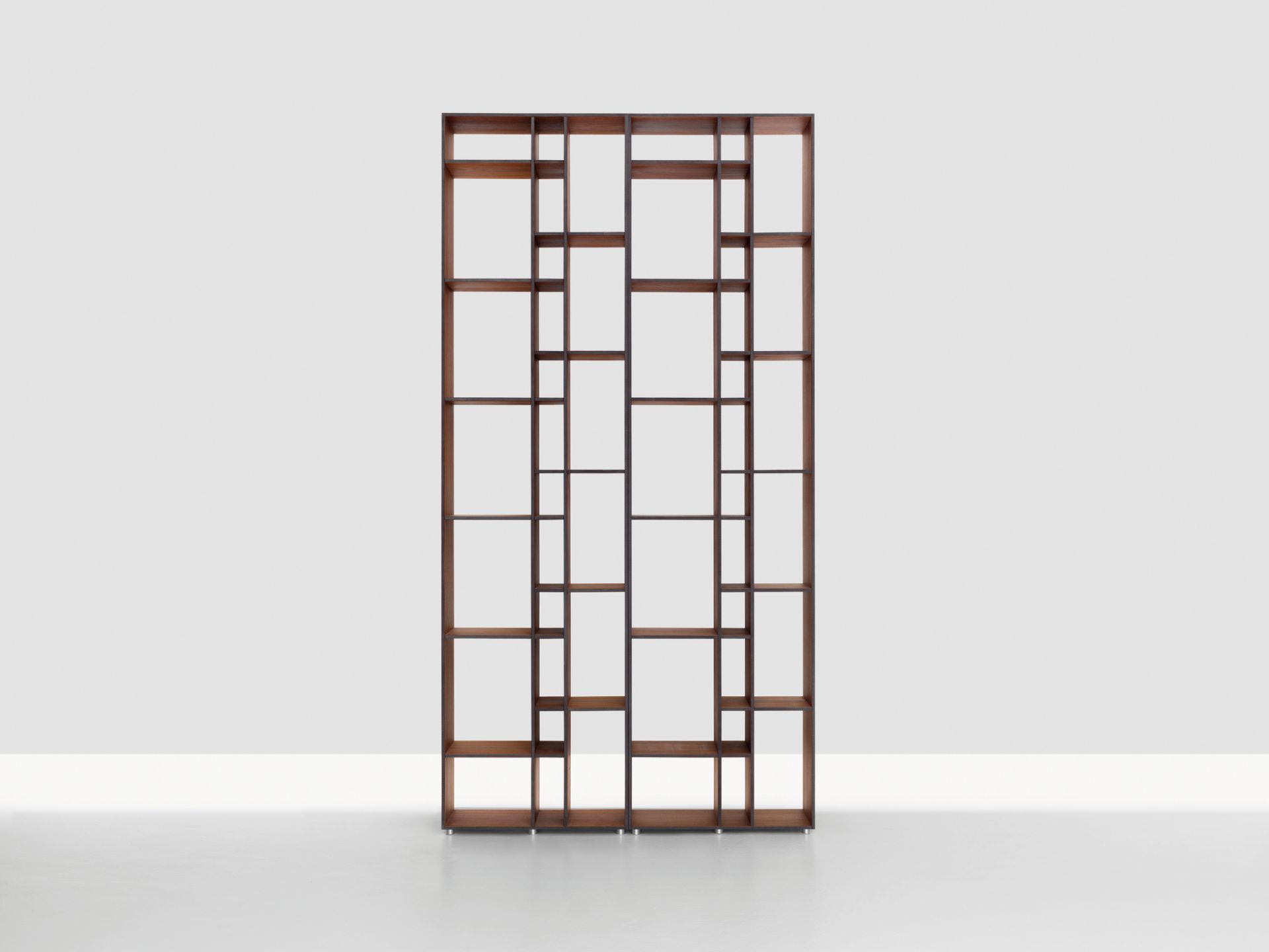 Code 1 Holzregal Zeitraum: Freistehendes, modernes Bücherregal aus MDF mit asymmetrischen Fächern in dunklem Holzton.