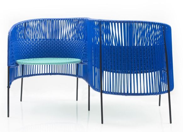 Blaue Ames Caribe Vis a Vis Bank für den Außenbereich mit mintfarbenem Sitz. Gartenmöbel.