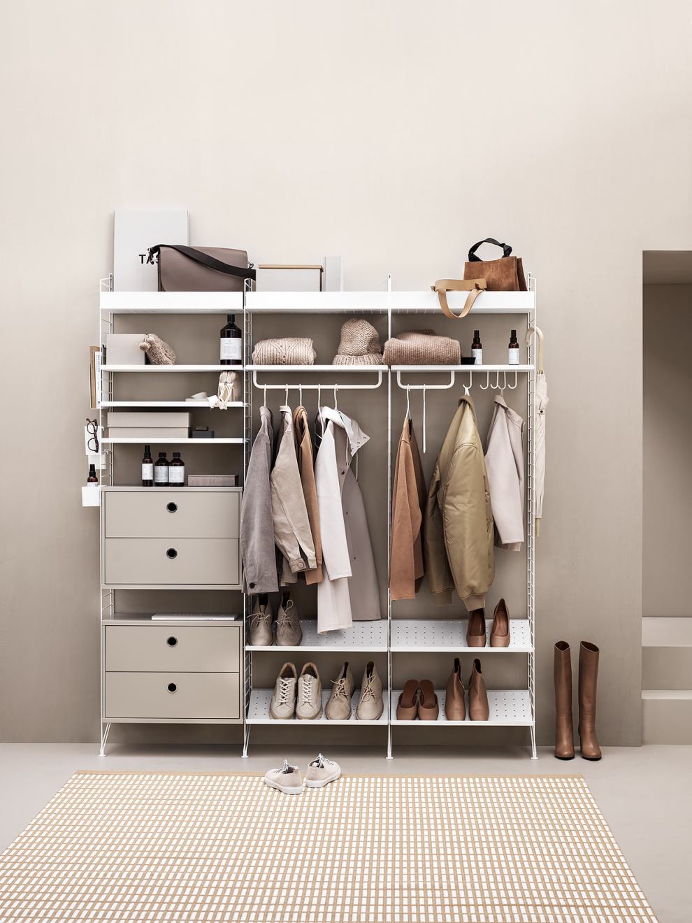 Flur String Furniture H3: Weißes Regalsystem mit Kleidung, Schuhen und Accessoires für eine stilvolle Flurgestaltung.