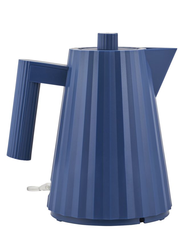 Blauer Alessi Plissé Wasserkocher MDL06/1, modernes Design mit plissierter Oberfläche.