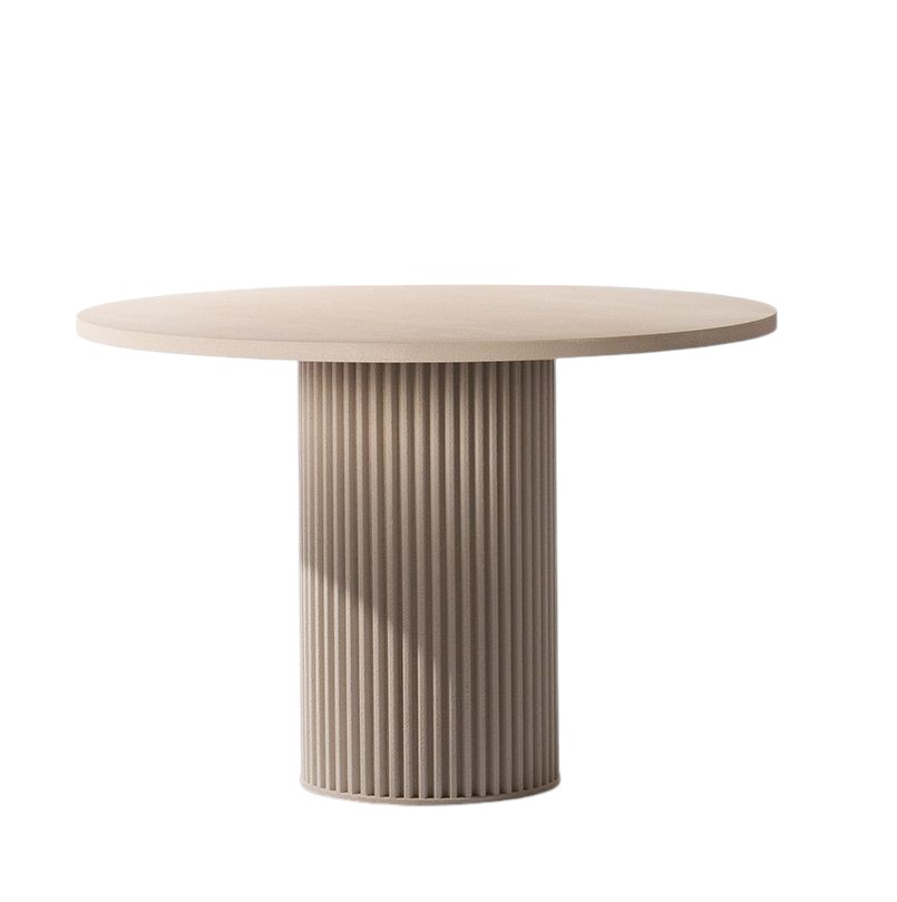 Hercle Table: Runder, beiger Tisch für Indoor und Outdoor mit geriffeltem Säulenfuß.