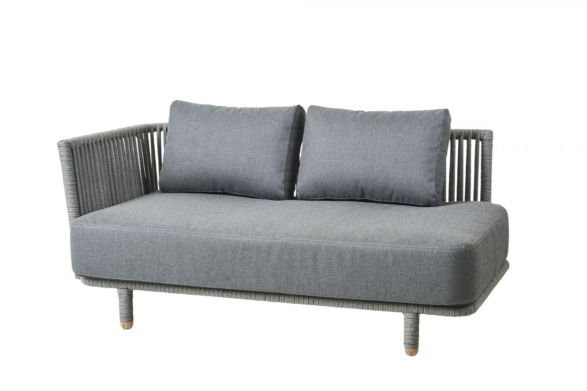 Graues Moments Outdoor Sofa von Cane-Line für zwei Personen mit Kissen und Flechtmuster.