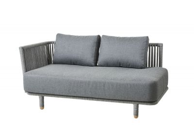 Graues Moments Outdoor Sofa von Cane-Line für zwei Personen mit Kissen und Flechtmuster.