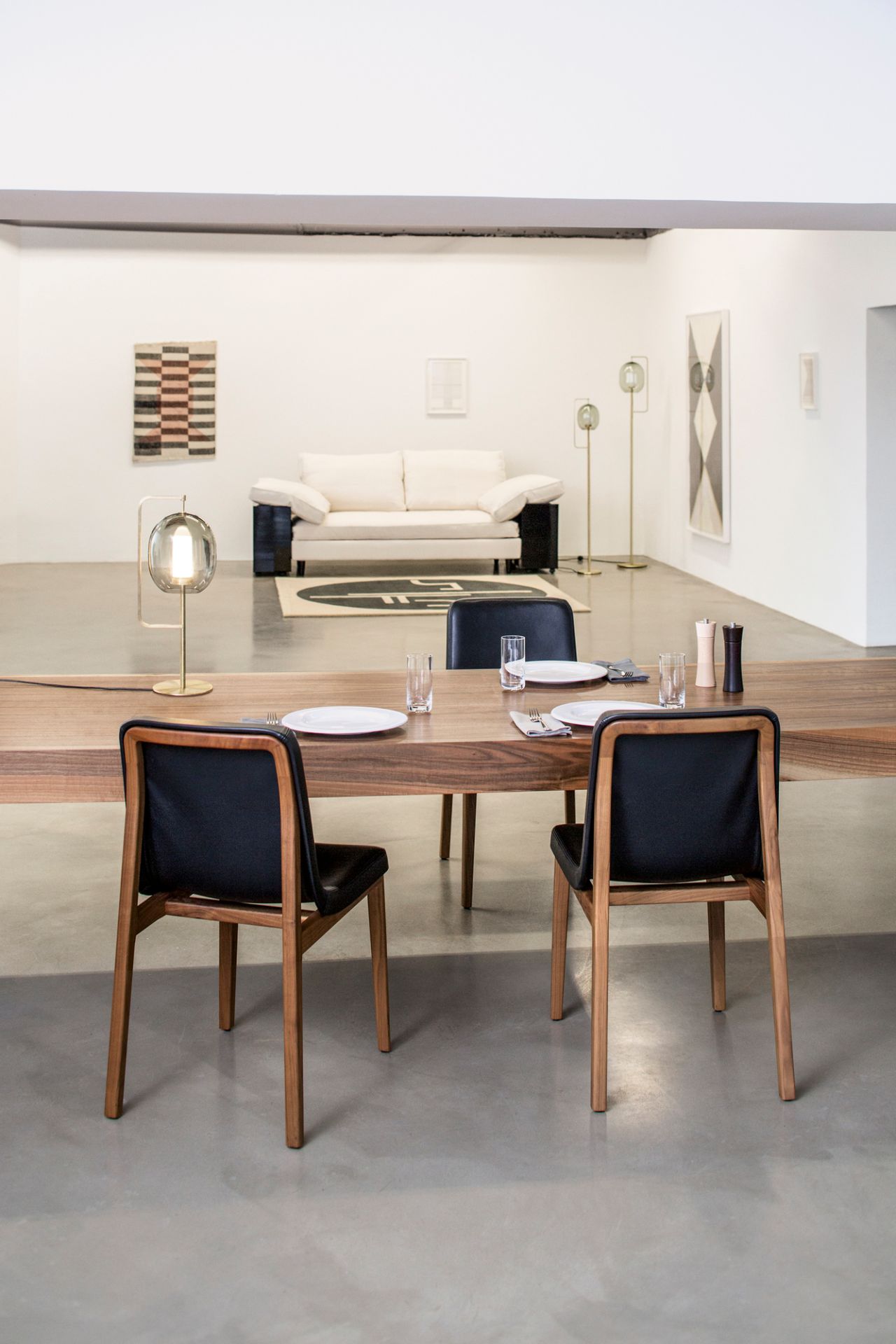 Lantern Light Tischleuchte von ClassiCon aus Messing auf Esstisch im modernen Interieur.