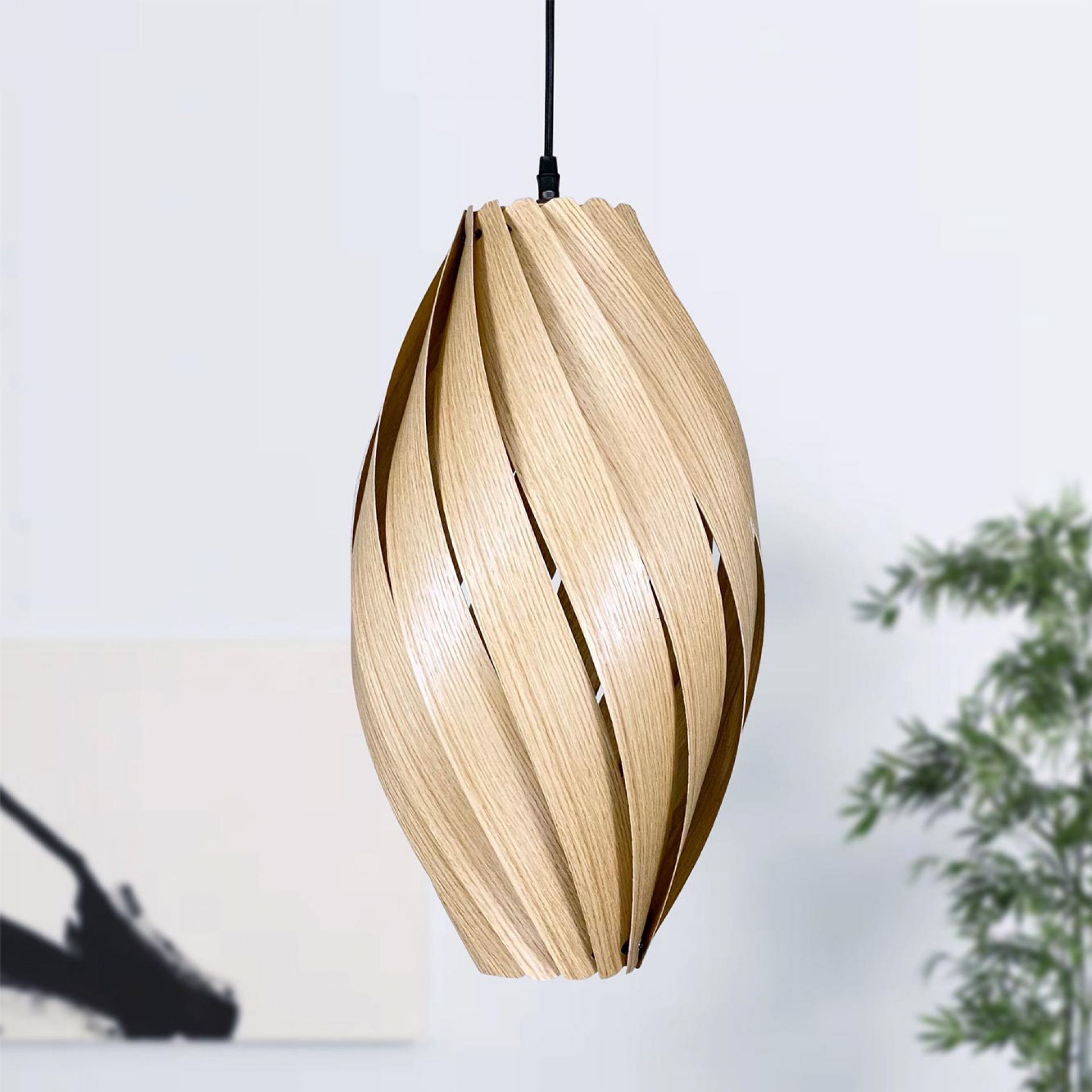 Ardére Hängeleuchte aus Eiche: Längliche Pendelleuchte mit modernem, spiralförmigem Holzdesign für Wohnräume.