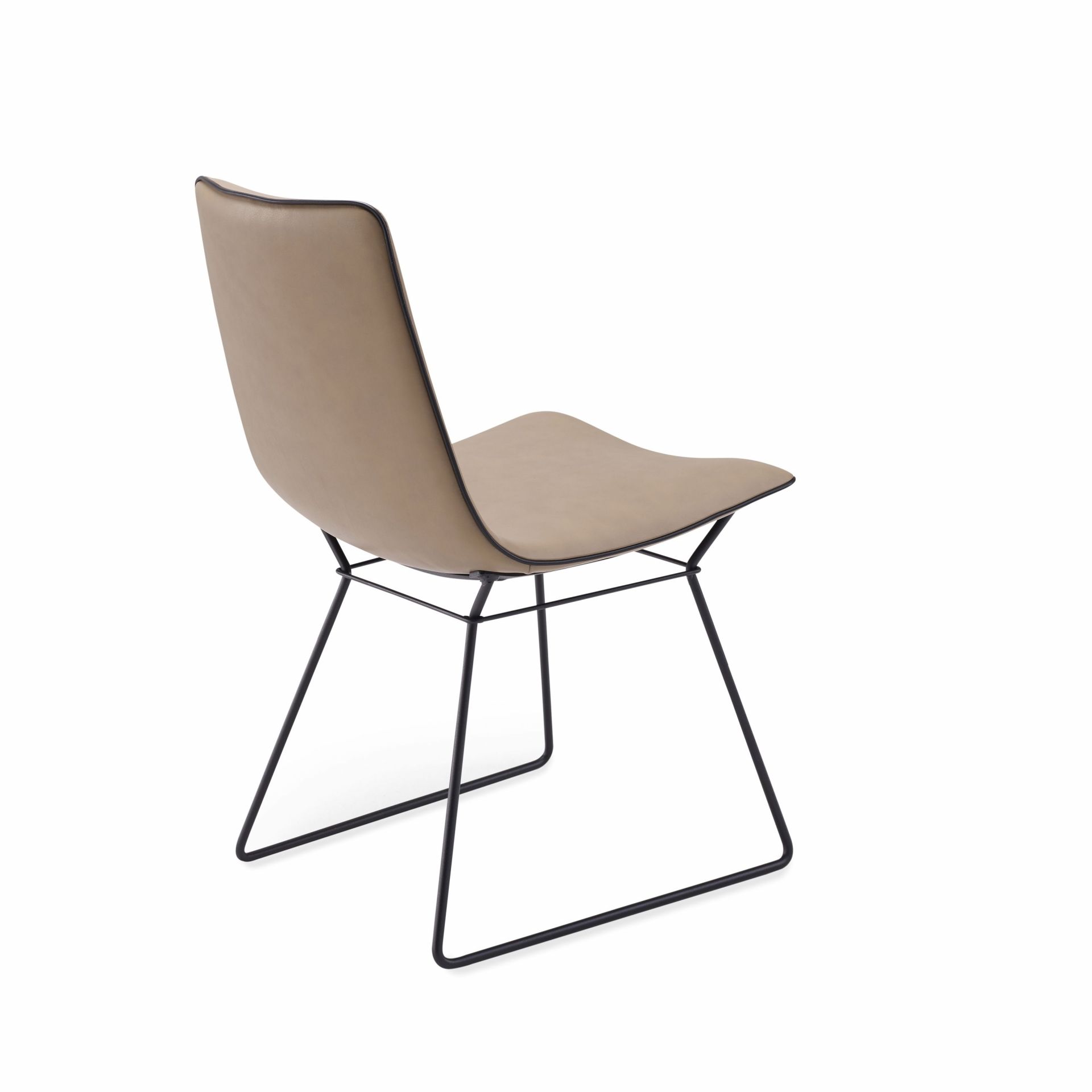 Amelie Stuhl von Freifrau Manufaktur, Lederbezug in Beige, filigranes schwarzes Metallgestell, modernes Möbeldesign.