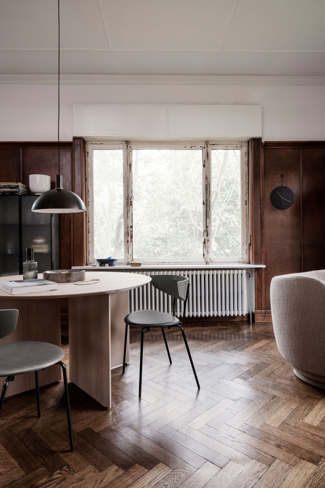 Nahaufnahme der Ripple Karaffe Rauchgrau von Ferm Living auf einem Esstisch.