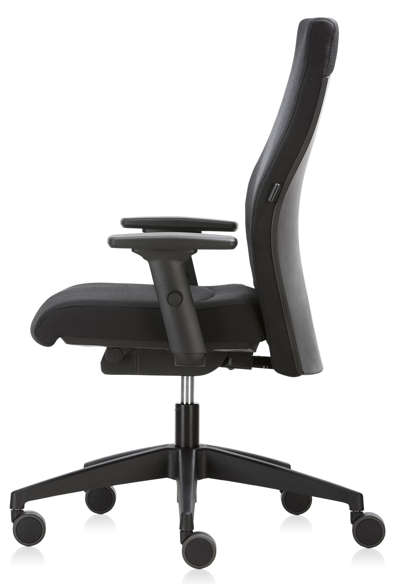 Schwarzer Famos Drehstuhl von Interstuhl, ergonomischer Bürostuhl mit Armlehnen und Rollen, Seitenansicht.