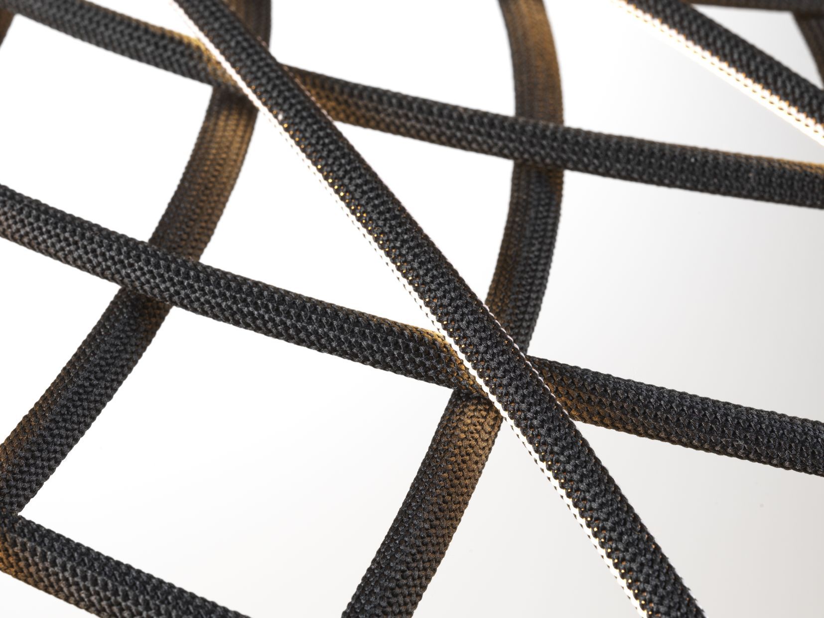 Detailaufnahme der anthrazitfarbenen Skynest Pendelleuchte von Flos, modernes Design mit Textilgeflecht und LED-Beleuchtung.