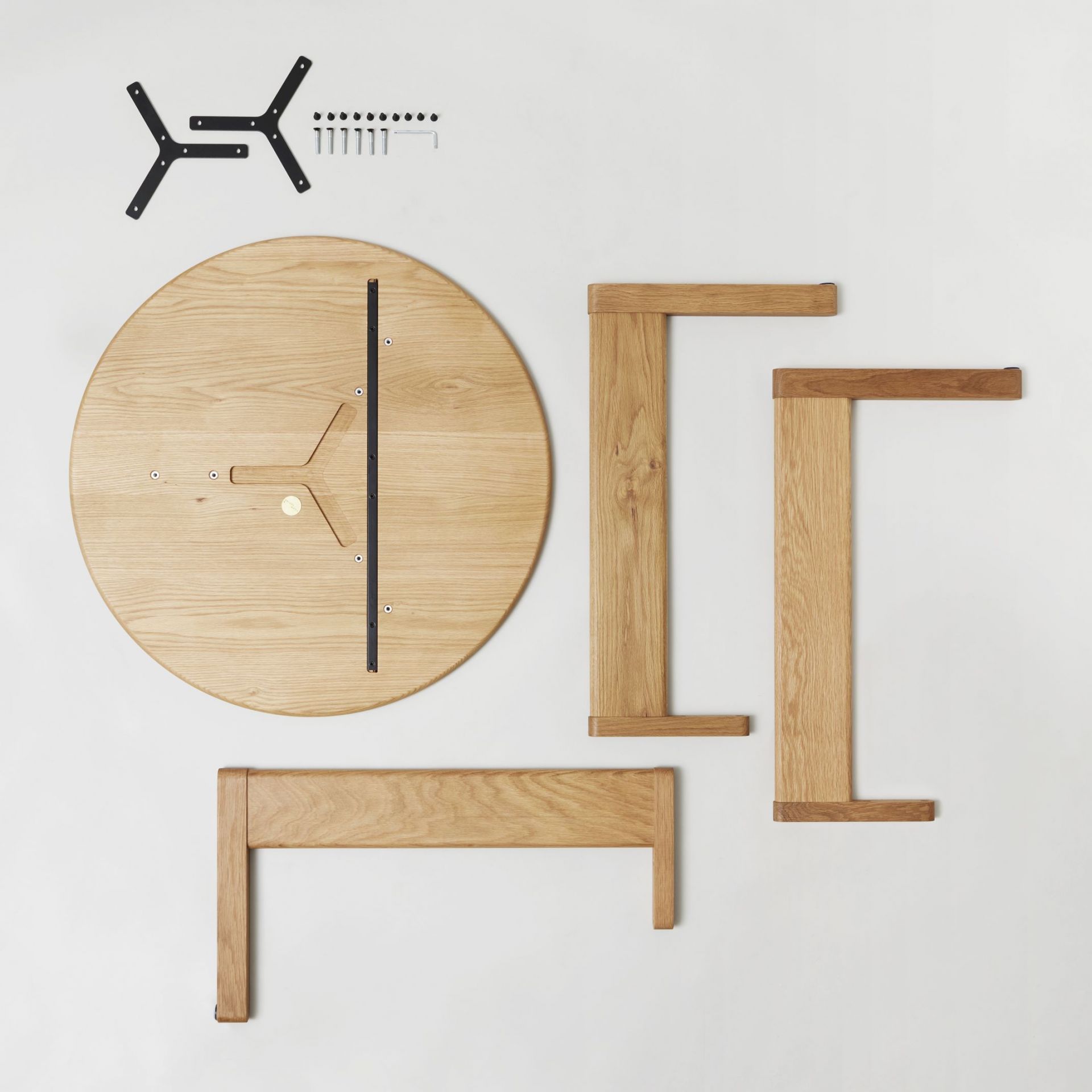 Trefoil Tisch Ø 75 Eiche Form & Refine, Einzelteile und Zubehör für den Aufbau auf weißem Hintergrund.