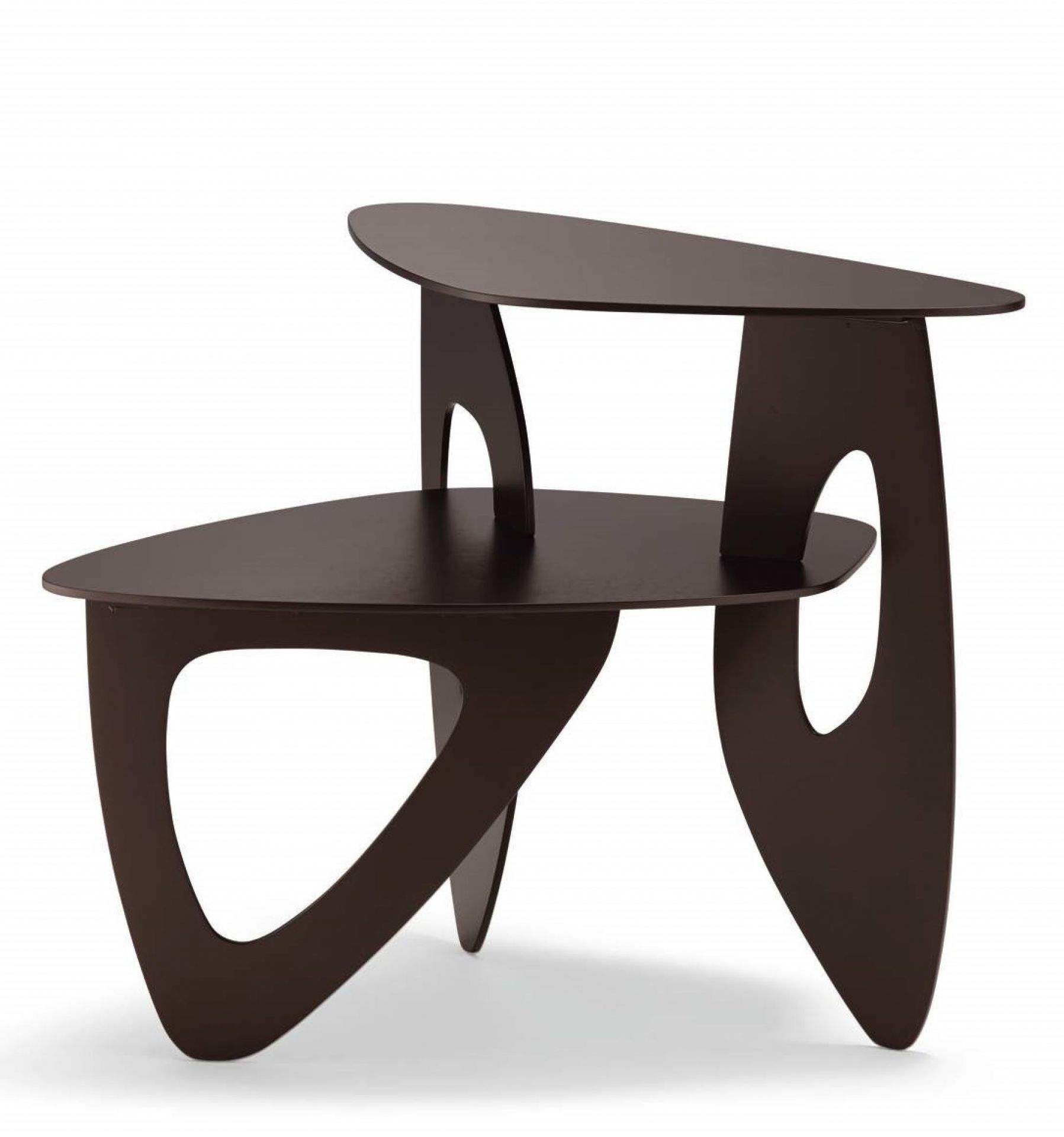 Walter Knoll Tama Couchtisch aus dunklem Holz mit zwei asymmetrischen Ebenen und offenen, dreieckigen Beinen.