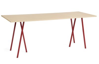 Hay Loop Stand Tisch mit hellem Holz und roten Beinen, moderner Esstisch.