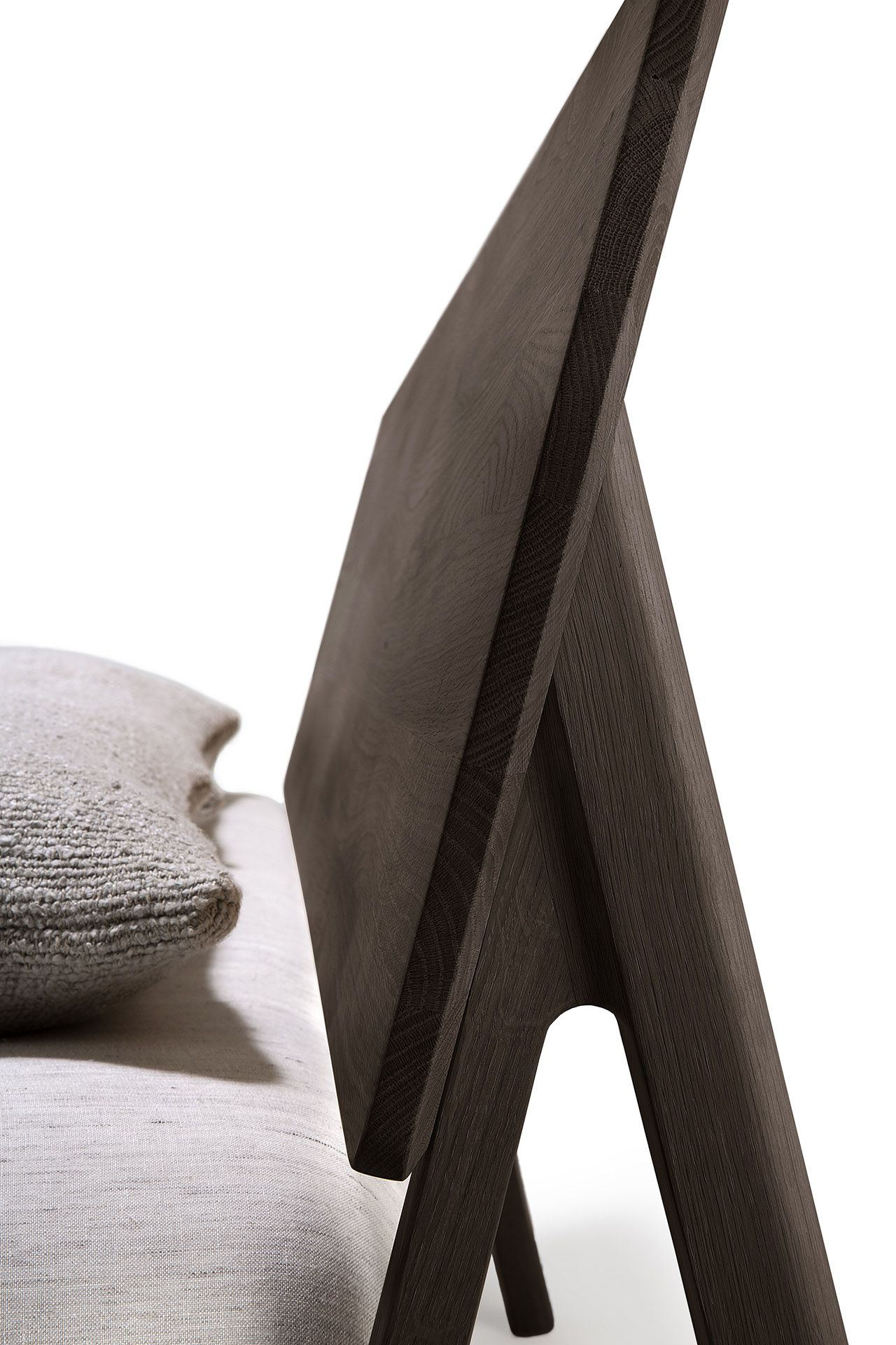 Detailaufnahme des braunen Ethnicraft Air Bettes aus Eiche mit Kopfkissen.