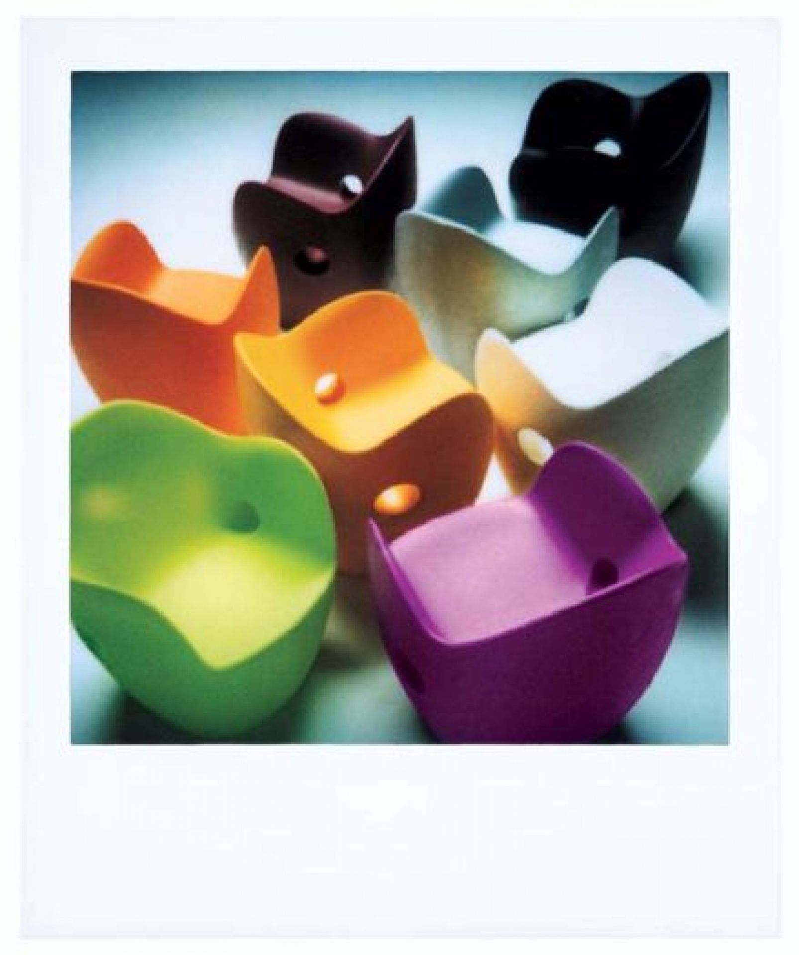 Mehrere bunte O-Nest Sessel von Moroso, moderne Designermöbel für Wohnzimmer und Büro.