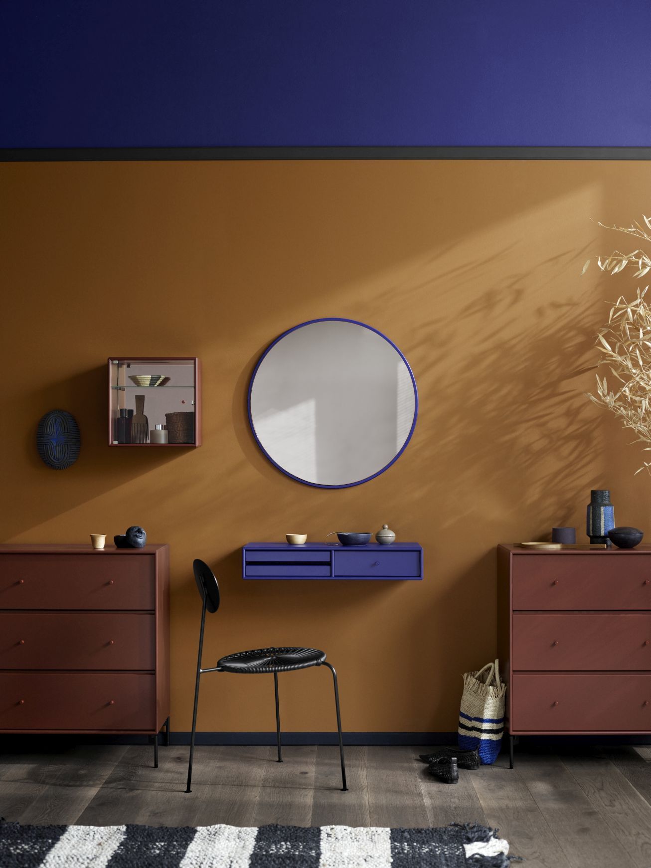 Innenraum mit Kommoden, Spiegel, Wandschrank und Ablage. Fennel Montana Wandschrank und Möbel für stilvolles Wohnen.