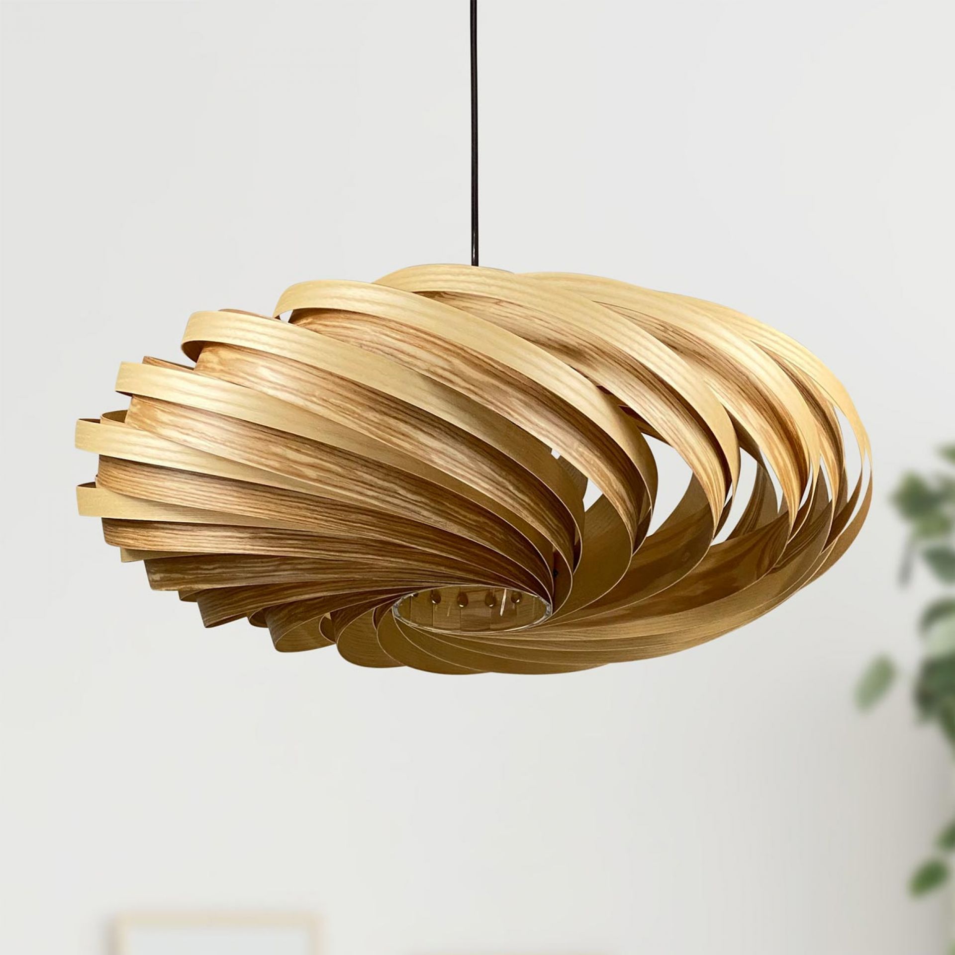 Veneria Hängeleuchte aus Olivesche von Gofurnit, moderne Holzlampe mit spiralförmigem Design für stilvolle Innenraumbeleuchtung.