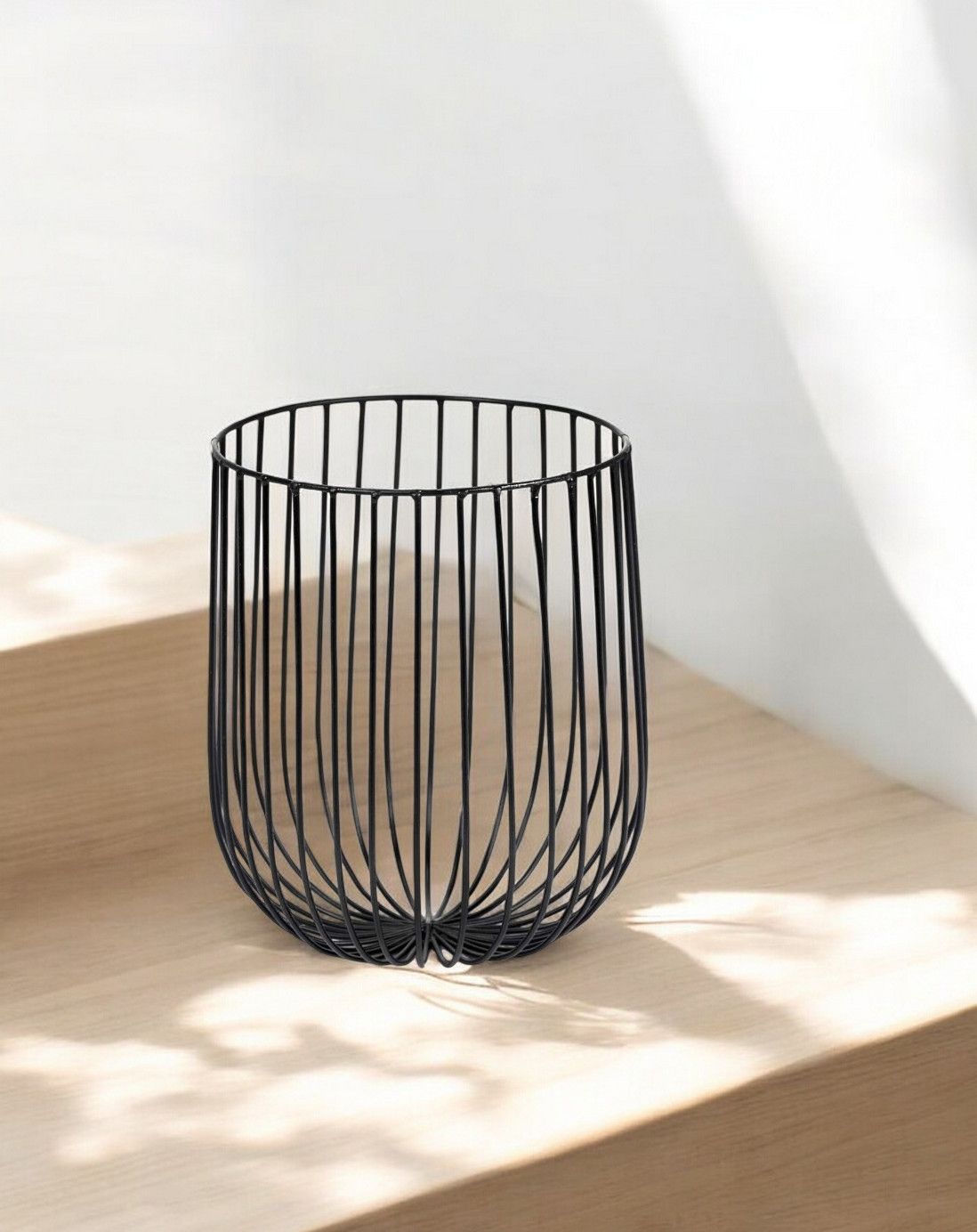 Schwarzer Catu Korb von Serax, ein dekorativer Drahtkorb für Obst, Pflanzen oder als Aufbewahrung.