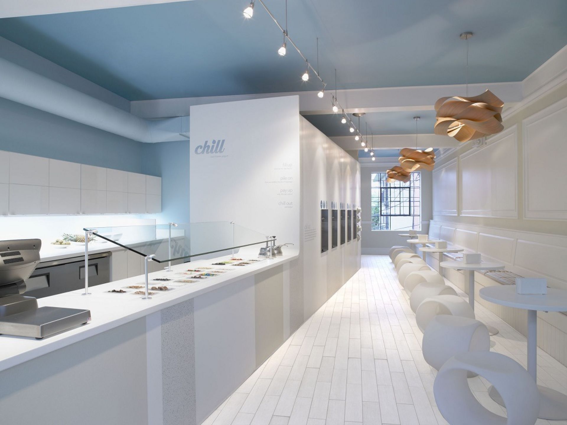 Rote Link Suspension Pendelleuchte von LZF Lamps, moderne Designerlampe für Wohnzimmer und Essbereich.