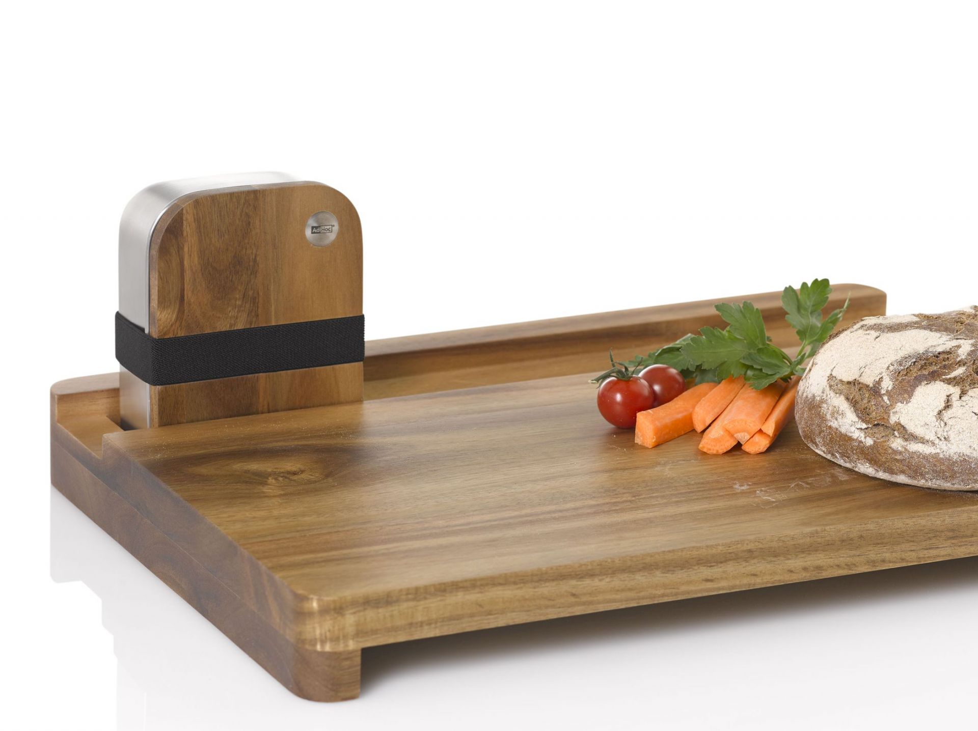 AdHoc Schneidbrett Cotto mit integrierter Lunchbox aus Holz, mit Brot, Tomaten und Karotten.