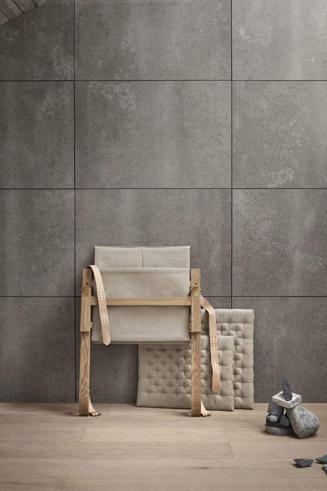 FK11 Plico Chair Sessel von Carl Hansen & Søn mit Holzrahmen und beigen Stoffbezügen.