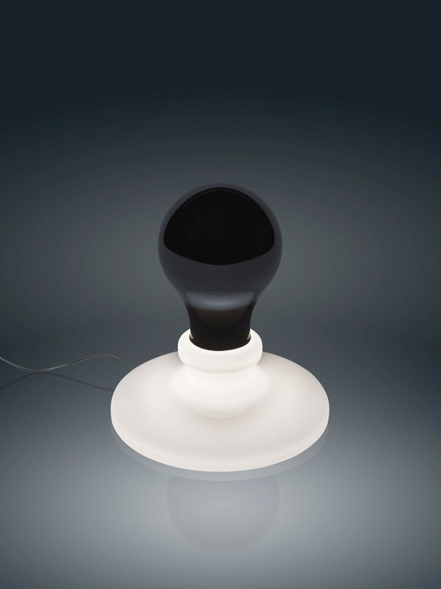 Foscarini Light Bulb Tavolo LED Tischleuchte mit schwarzem Leuchtmittel und weißem Fuß.