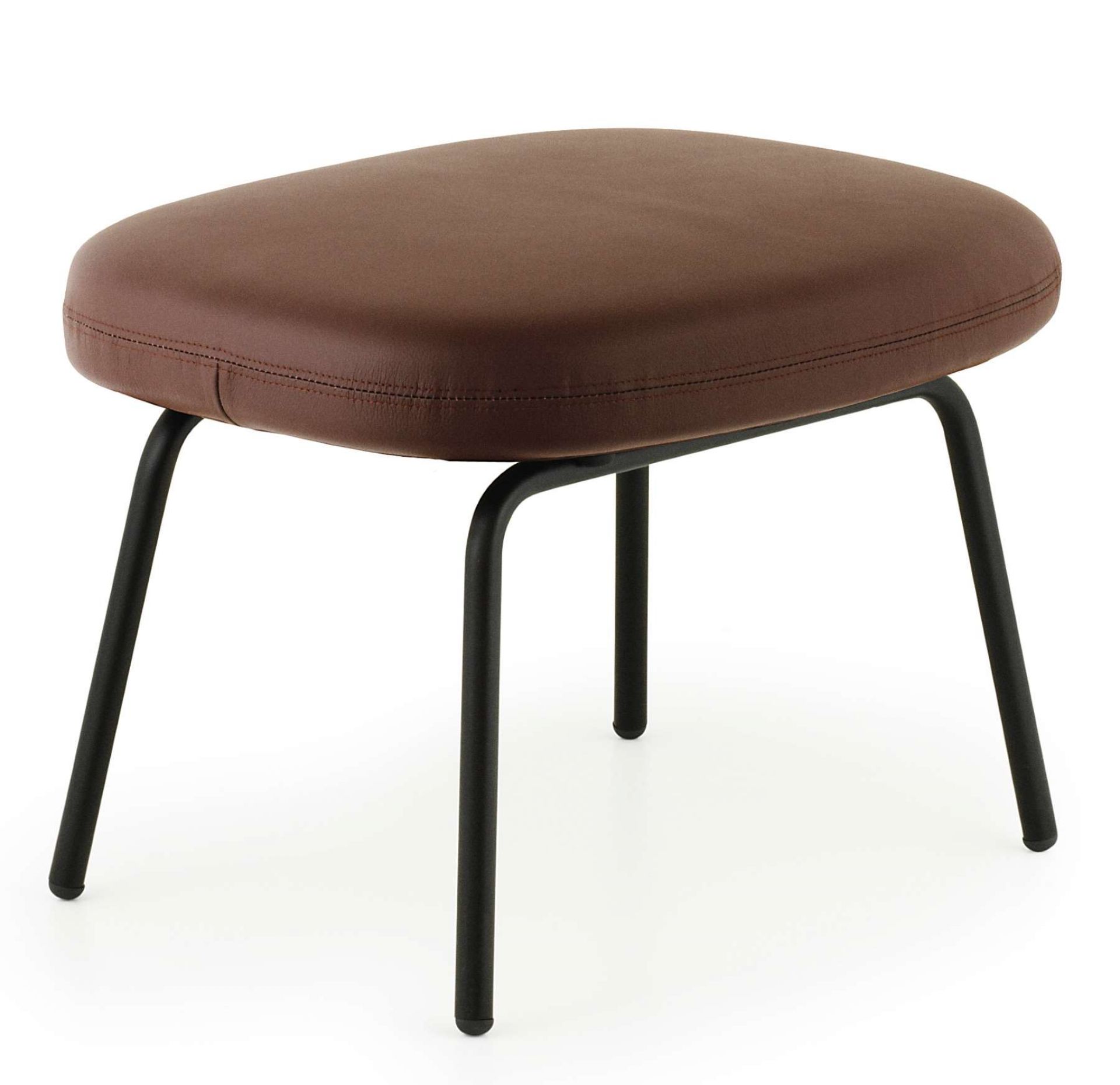 Brauner Era Fußhocker von Normann Copenhagen mit schwarzem Metallgestell, ideal als bequeme Fußablage.