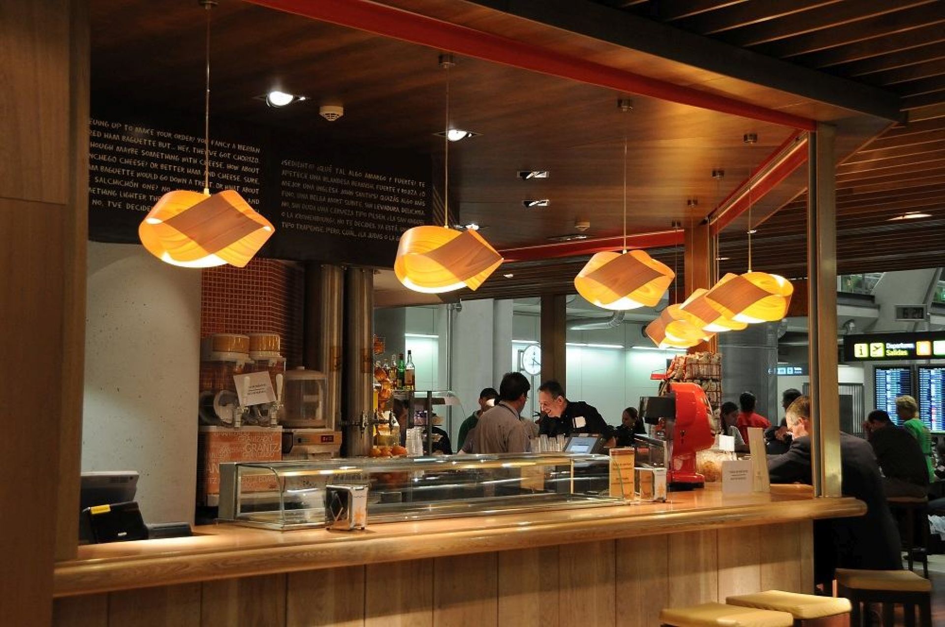 Orange Nut Pendelleuchte von LZF Lamps: Moderne Hängelampe mit schwarzem Kabel.