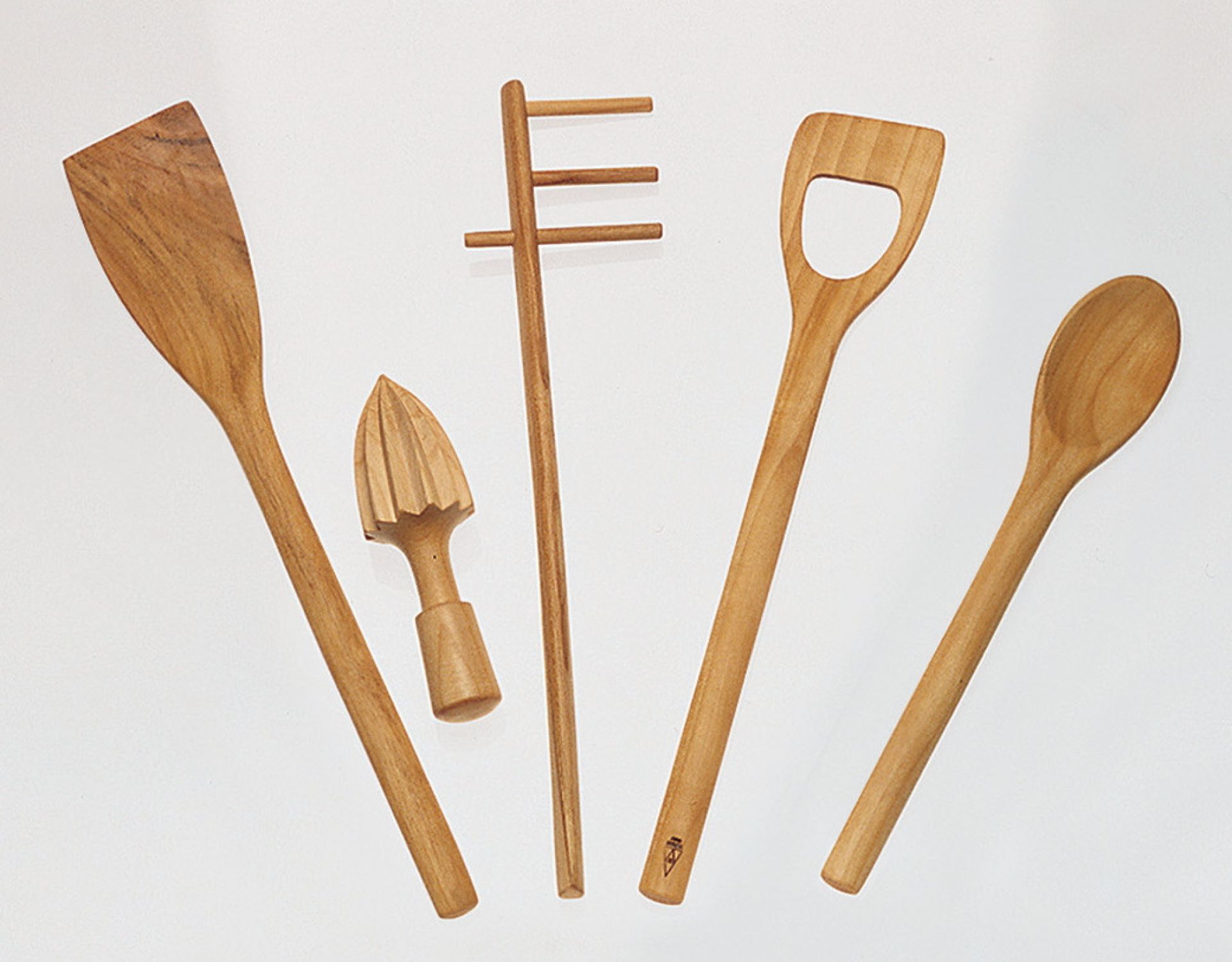 Alessi UT108 Zitronenpresse aus Kirschbaumholz mit Kochlöffel, Pfannenwender, Honiglöffel und Küchenhelfer aus Holz.