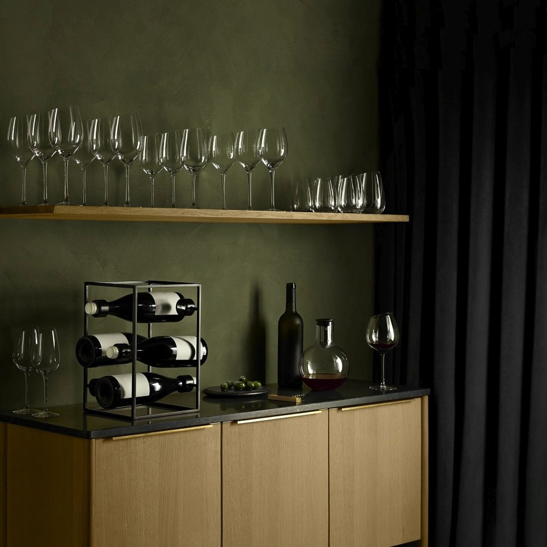 Nordic Wine Cube Weinregal von Eva Solo, EINZELSTÜCK, aus Metall mit drei Weinflaschen.