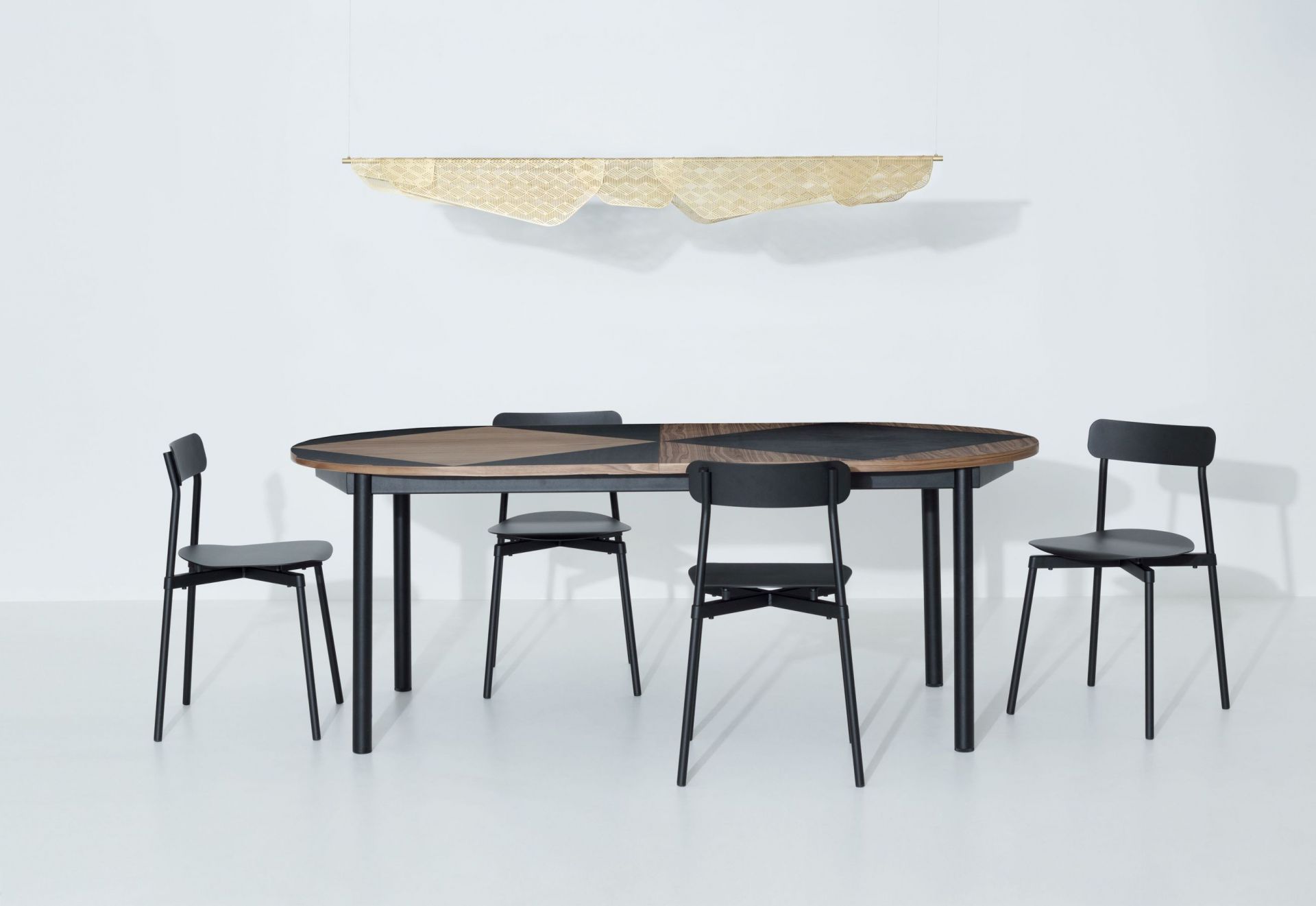 Mediterranea Pendelleuchte von Petite Friture über Esstisch mit Stühlen. Moderne Hängeleuchte für Esszimmer.