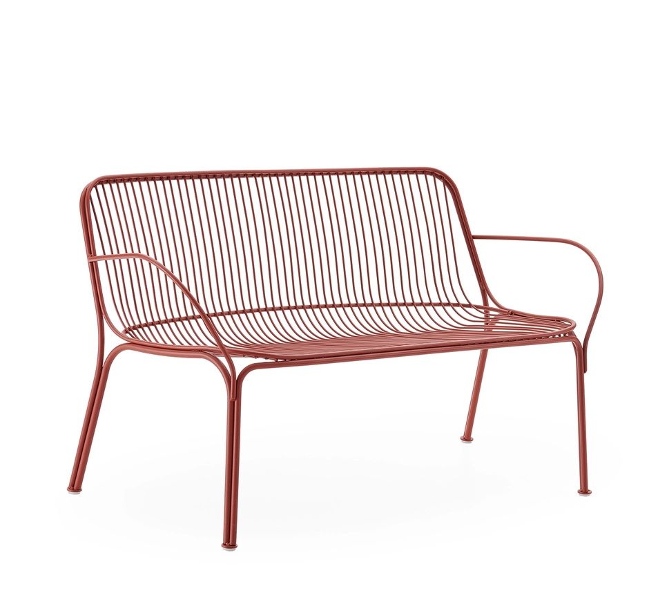Rote Hiray Bank von Kartell für den Außenbereich, modernes Design mit filigranen Metallstreben.
