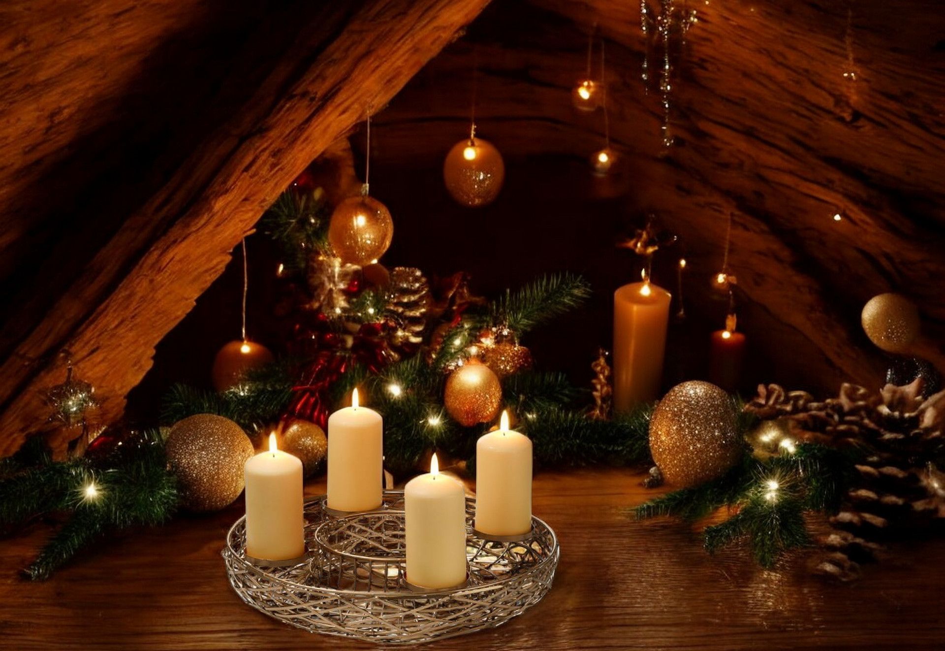 Eleganter Adventskranz mit vier Kerzen, festlich dekoriert mit goldenen Ornamenten und Tannenzweigen.