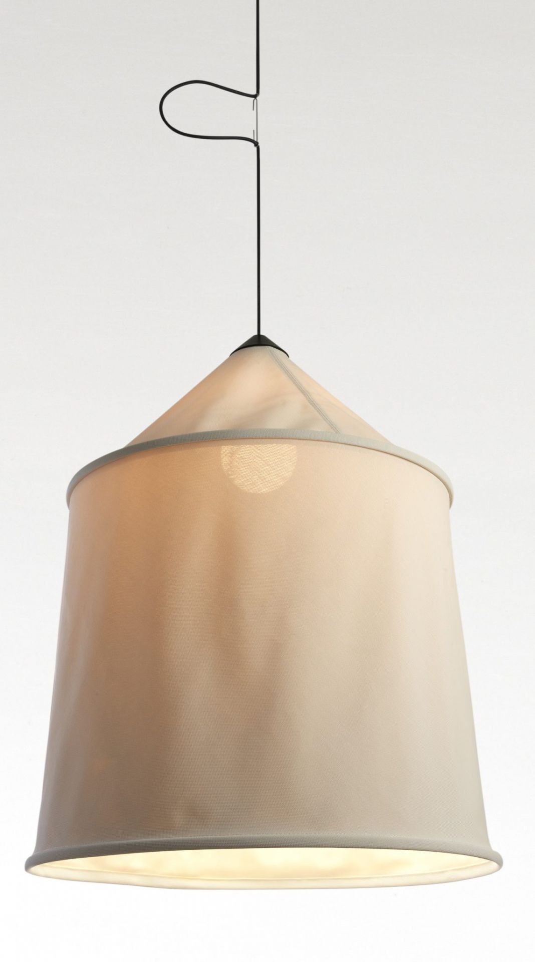 Beige Jaima Pendelleuchte für den Außenbereich von Marset, moderne Hängeleuchte mit Textilschirm.
