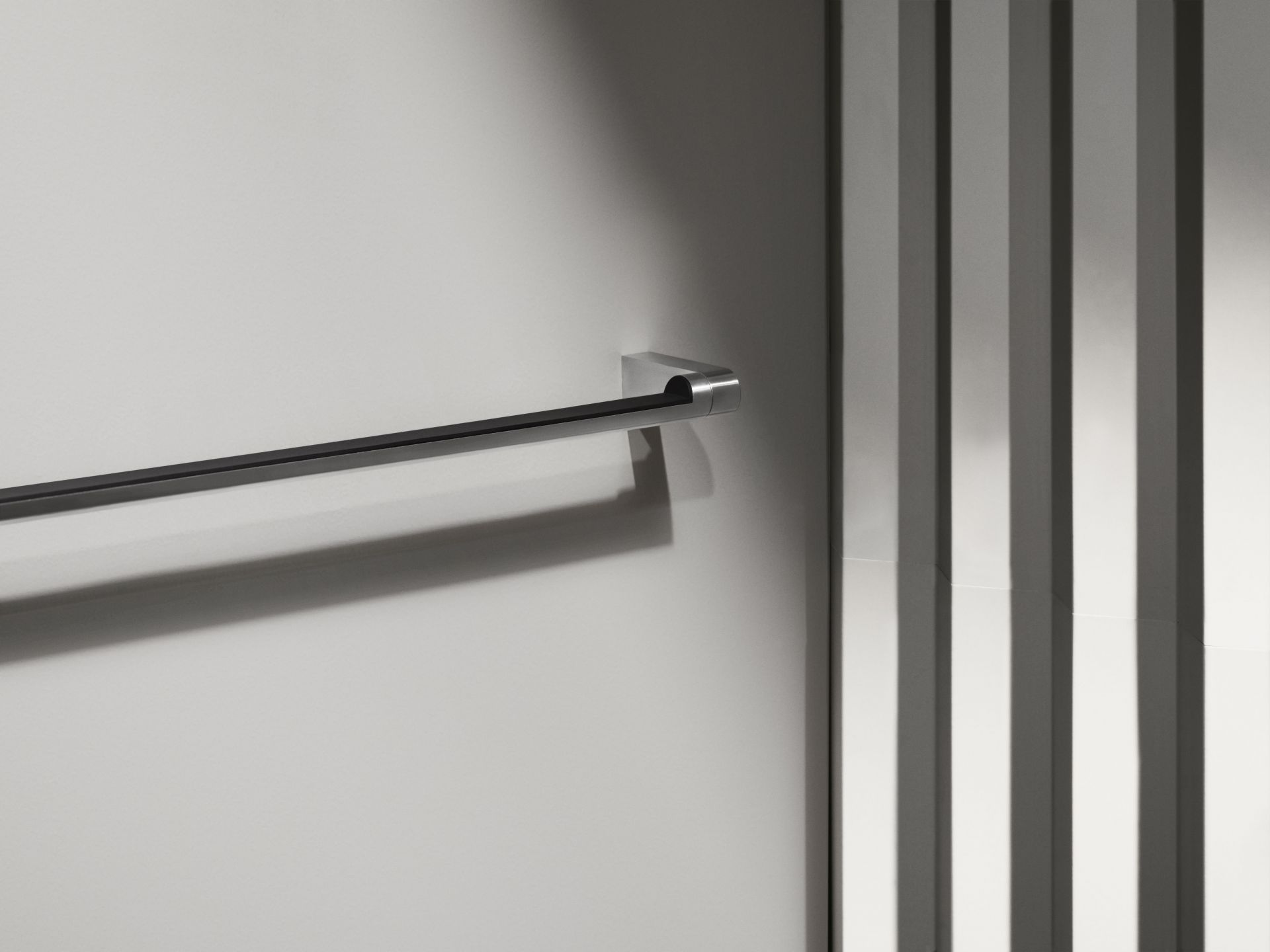 Nahaufnahme der Vipp Handtuchstange aus Edelstahl, modernes Baddesign.