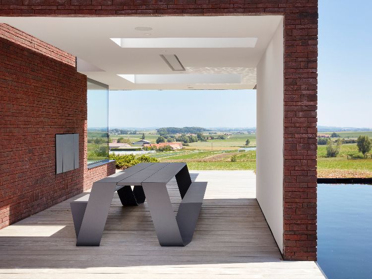 Hopper Picnic AA Bank Outdoor Extremis