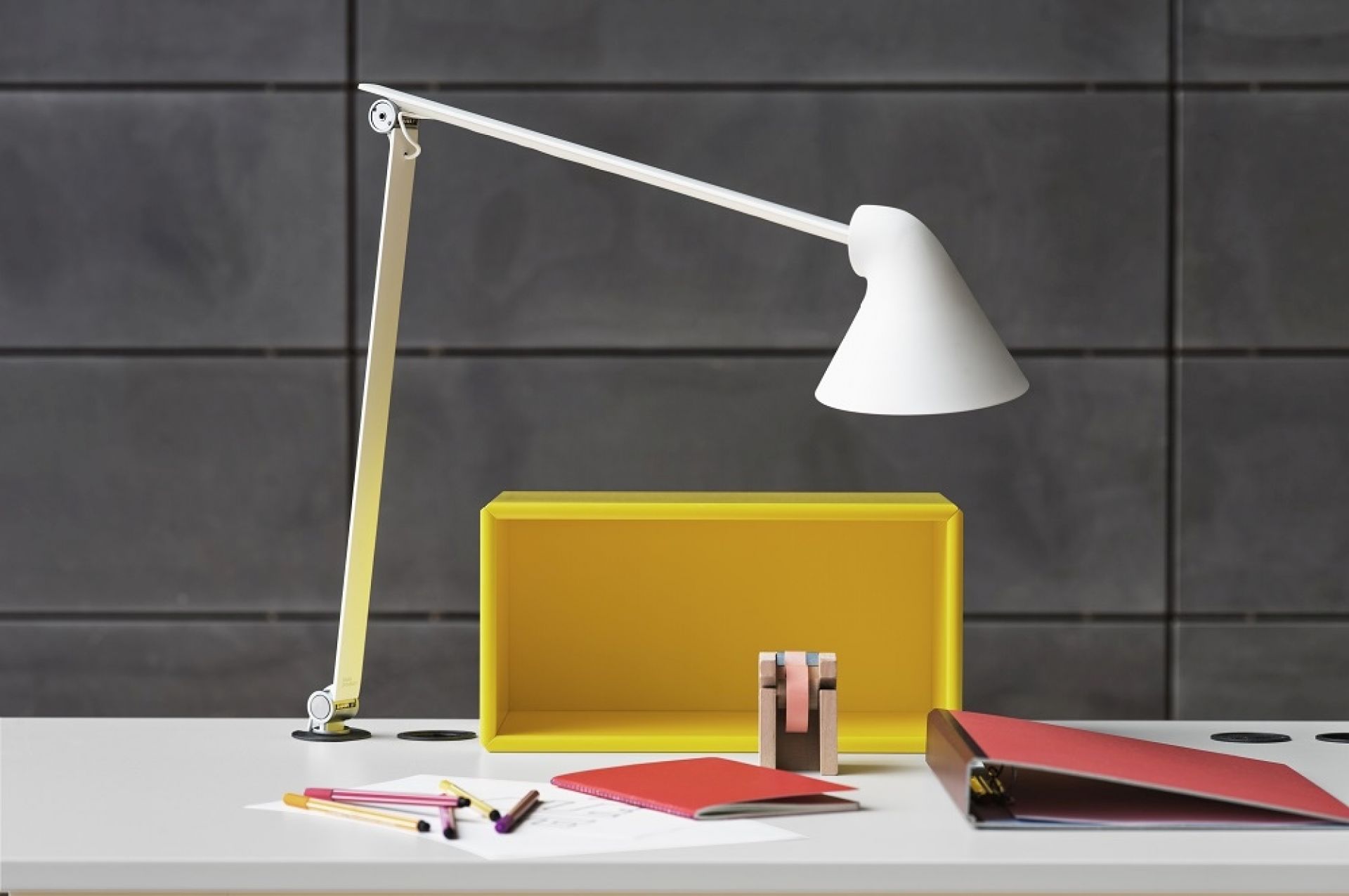 HiLow 2 Montana Arbeitstisch: Elektrisch höhenverstellbarer Schreibtisch mit Lampe, Stiften und Büro-Accessoires.