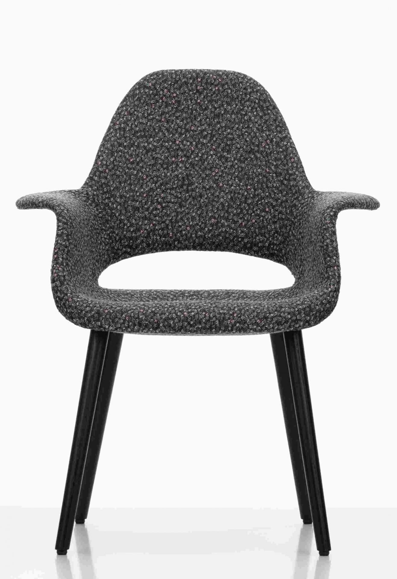 Vitra Organic Conference Stuhl mit Kvadrat Ria Stoff und schwarzen Holzbeinen.