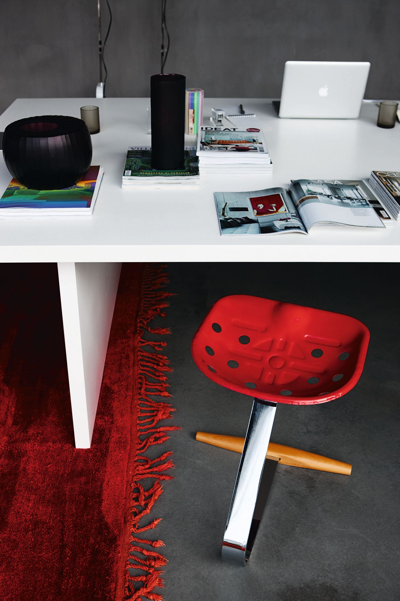 Roter Mezzadro Hocker von Zanotta mit Chromfuß und Holzdetail, modernes Möbeldesign.